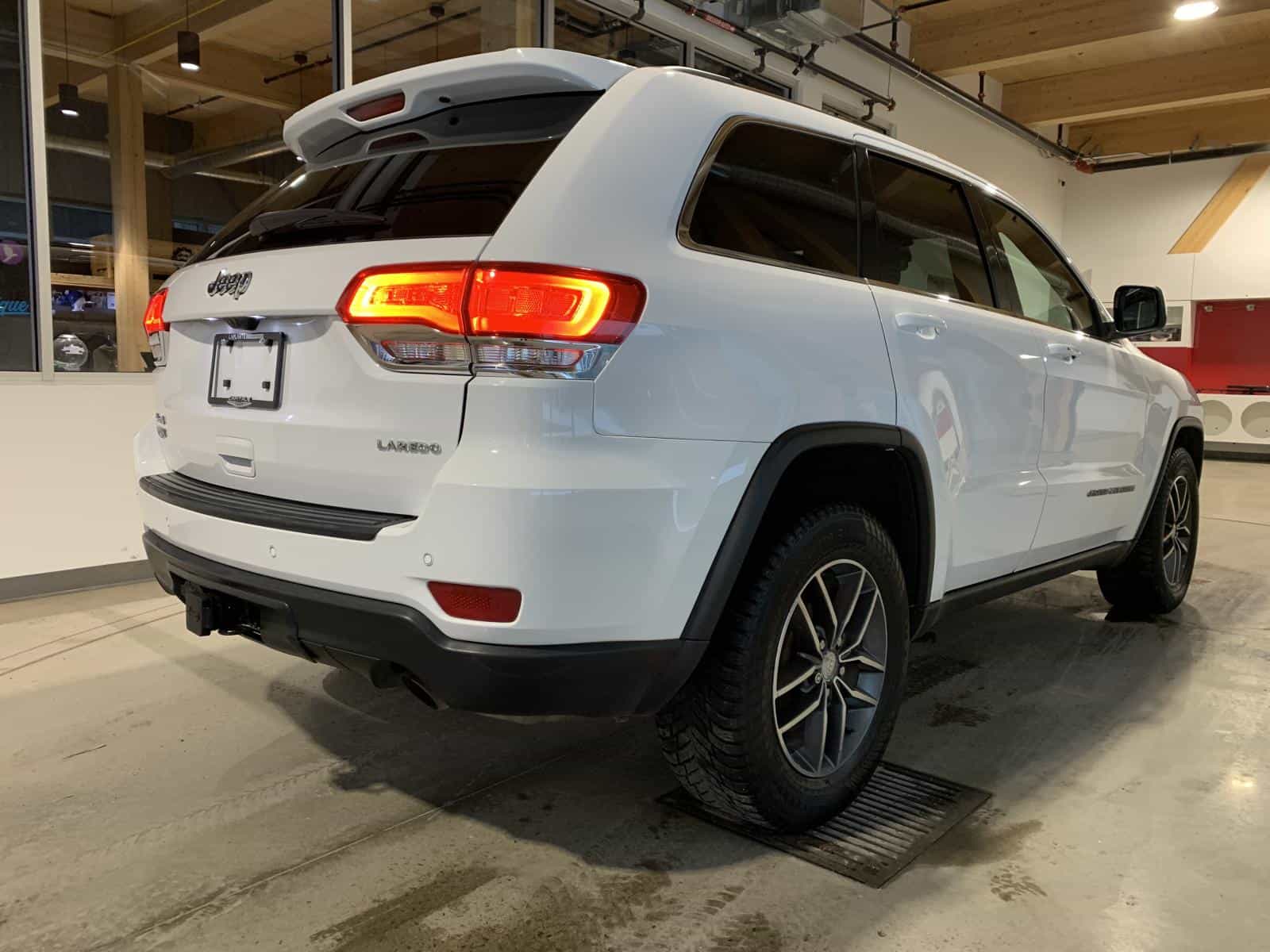 2018 Jeep Grand Cherokee Laredo - Image 4