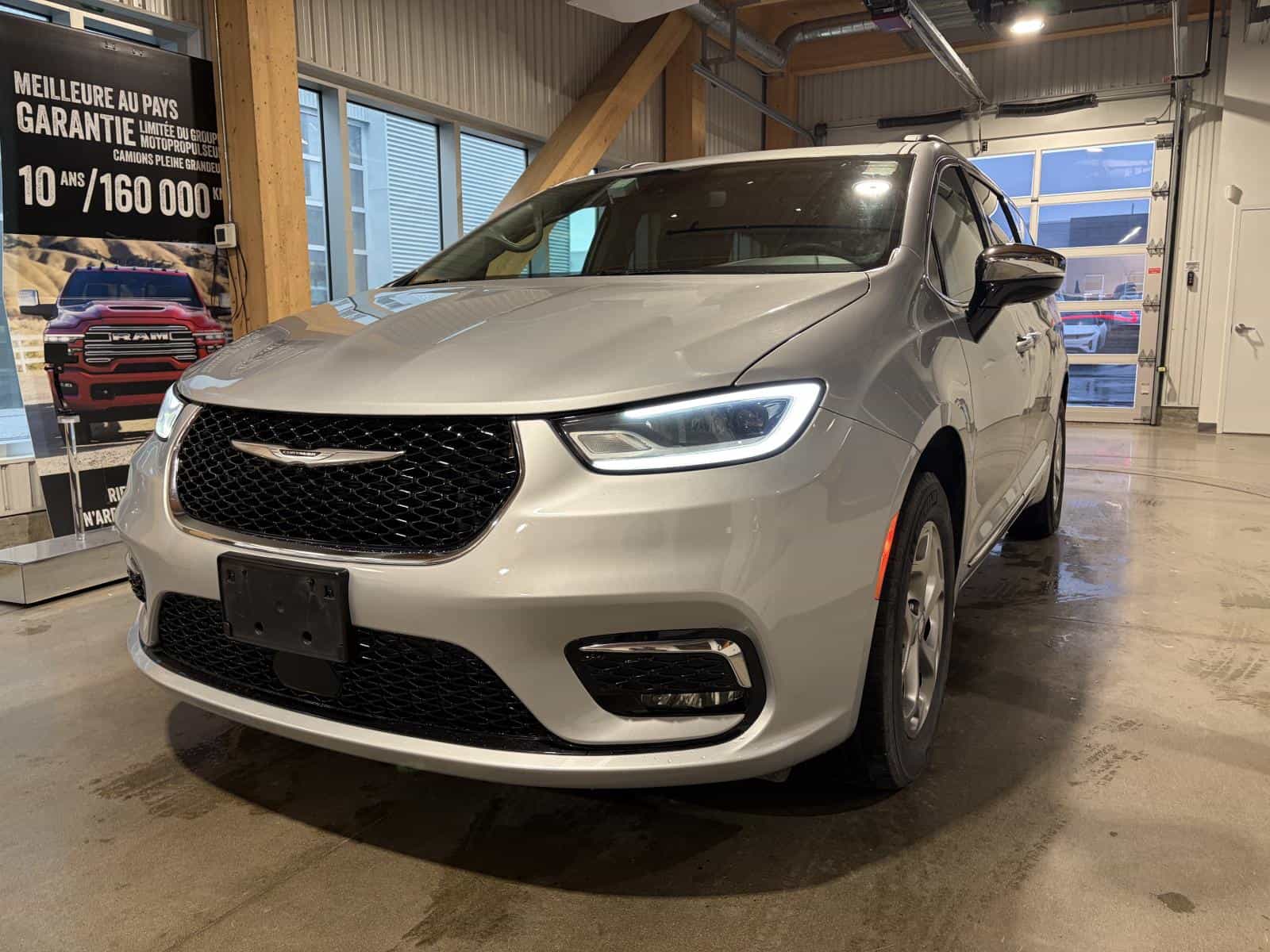2023 Chrysler Pacifica Limited - Image 1