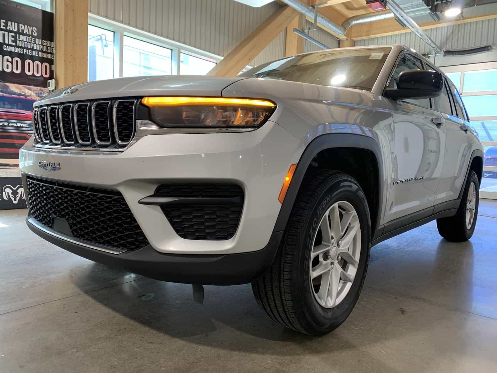 Image 1 Jeep Grand Cherokee Laredo 2022