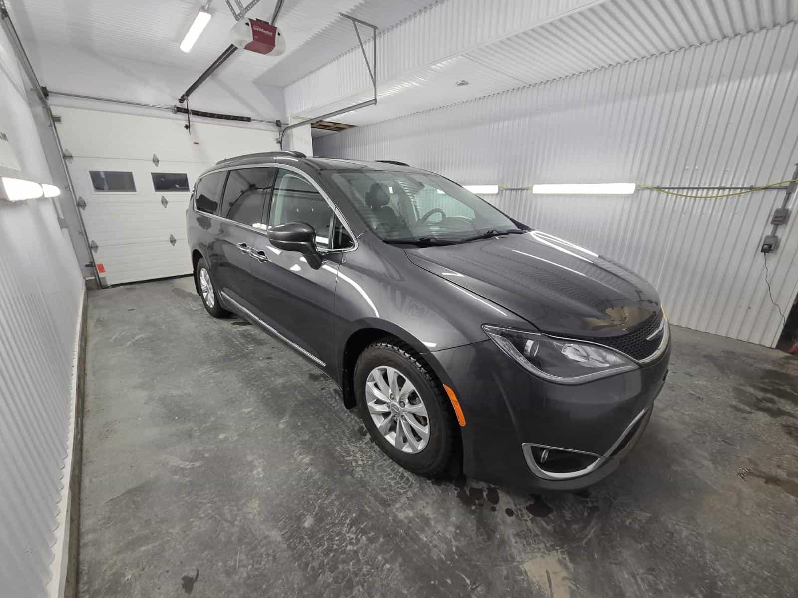 2017 Chrysler Pacificat Touring L - Image 3