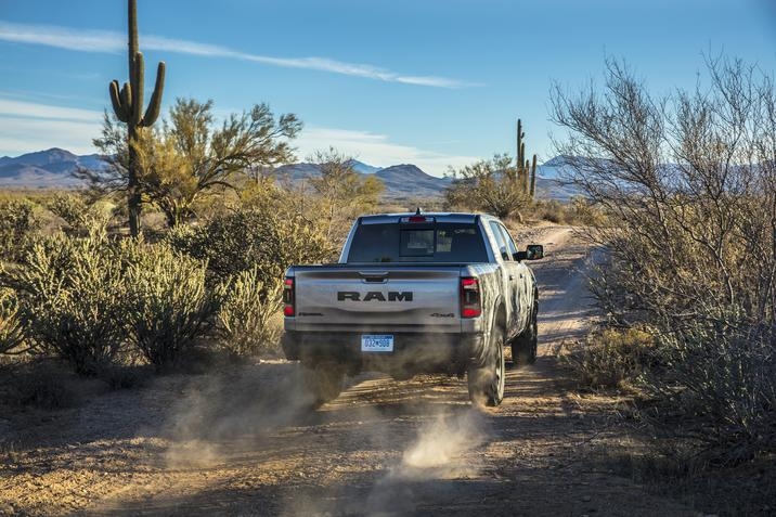 GMC-Sierra-1500-2019-vs-RAM-1500-2019-1.2-levis