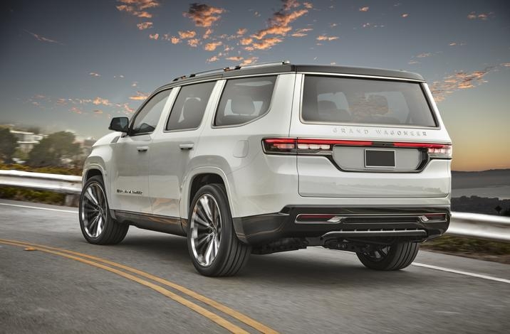 Jeep Grand Wagoneer Concept 2021 conduisant sur l'autoroute