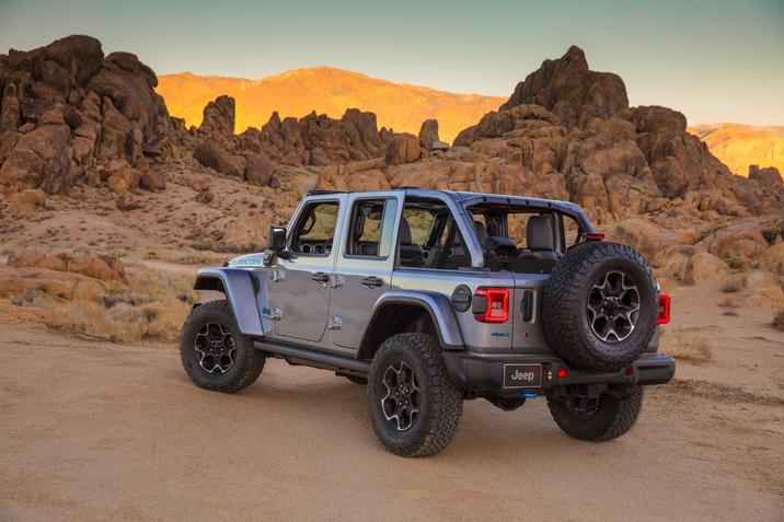 Vue arrière du Jeep Wrangler 4xe 2021