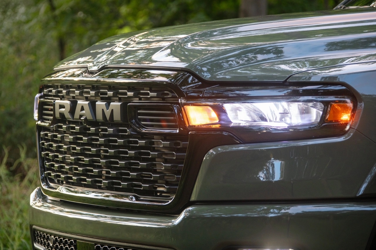 Gros plan sur la calandre et les phares LED du Ram 1500 2026 vert, avec logo RAM en chrome.
