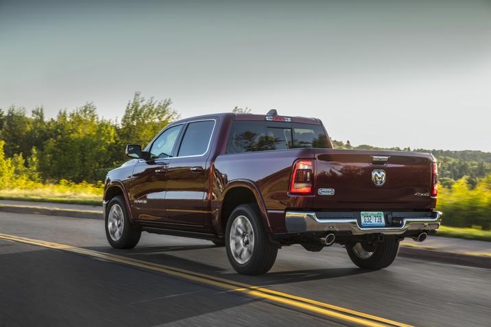 vue d'arrière du RAM 1500 Laramie Longhorn Ecodiesel 2020 conduisant sur l'autoroute