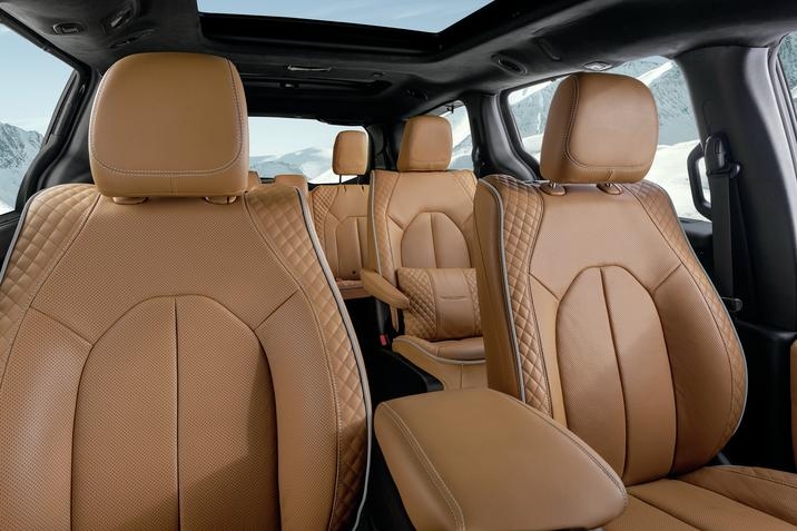 les sièges en cuir nappa caramel de la Chrysler Pacifica 2021
