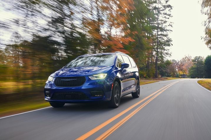 vue avant de la Chrysler Pacifica 2021 roulant sur une route en région