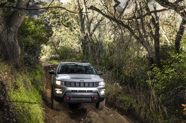 vue avant du Jeep Compass 2021 roulant sur un sentier 