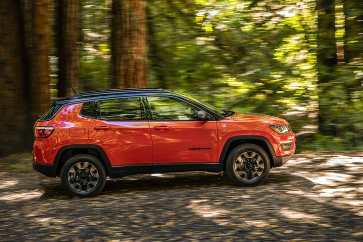 vue latérale du Jeep Compass 2021 roulant sur un sentier