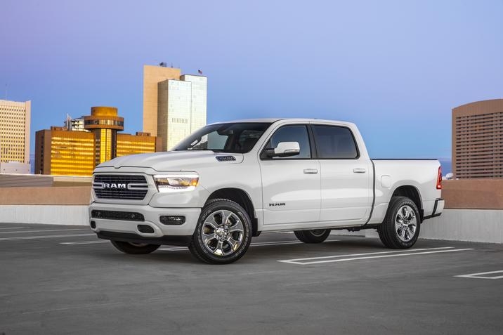 RAM 1500 Big Horn 2020 stationné dans un stationnement extérieur sur le toit d'un immeuble, ciel complètement dégagé