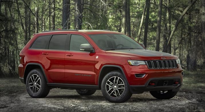 Jeep Grand Cherokee Trailhawk 2020 design rouge velours nacré, situé dans une forêt