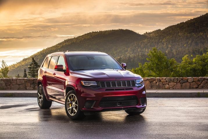 vue avant du Jeep Grand Cherokee 2021 stationé sur une route à titre de référence 