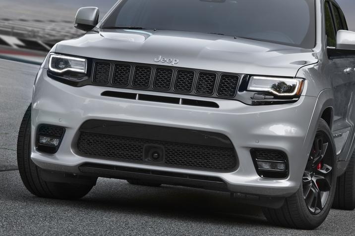 vue rapprochée avant du Jeep Grand Cherokee 2021 sur une route à titre de référence