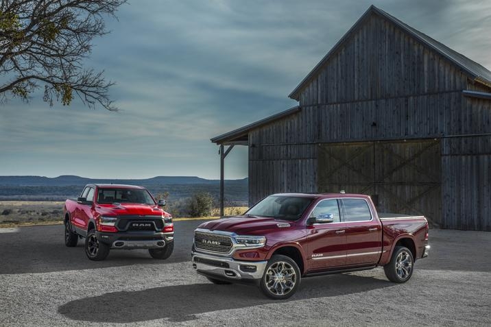 RAM 1500 Rebel 2021 et RAM 1500 Limited 2021 devant une grange