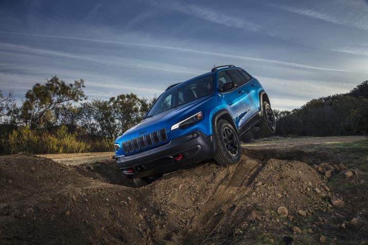 vue trois quart avant du Jeep Cherokee 2021 stationné sur un sentier