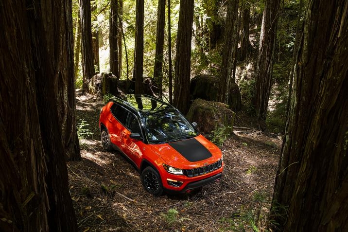 vue trois quart avant du Jeep Compass 2021 stationé sur un sentier