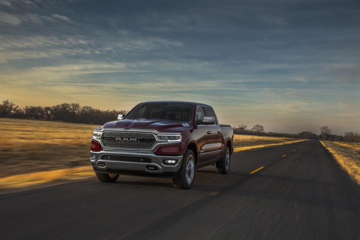 RAM 1500 Limited 2020 conduisant sur la route de campagne, sous un ciel de couché du soleil