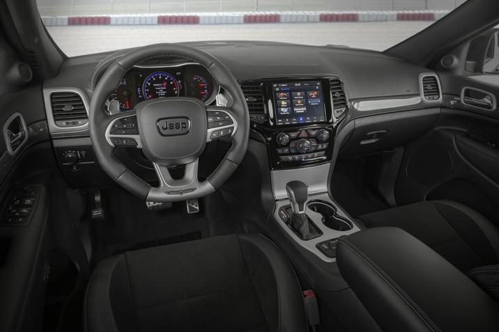 le cockpit intérieur du Jeep Grand Cherokee Trackhawk 2020, design noir et gris fonçé