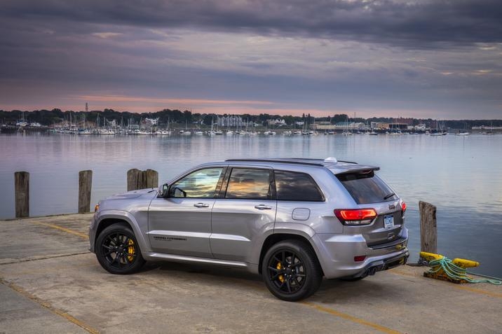 Vue latérale du Jeep Grand Cherokee 2021 Trackhawk