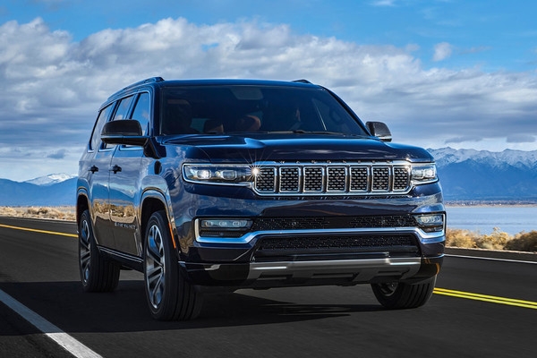 Jeep Wagoneer sur la route bleu