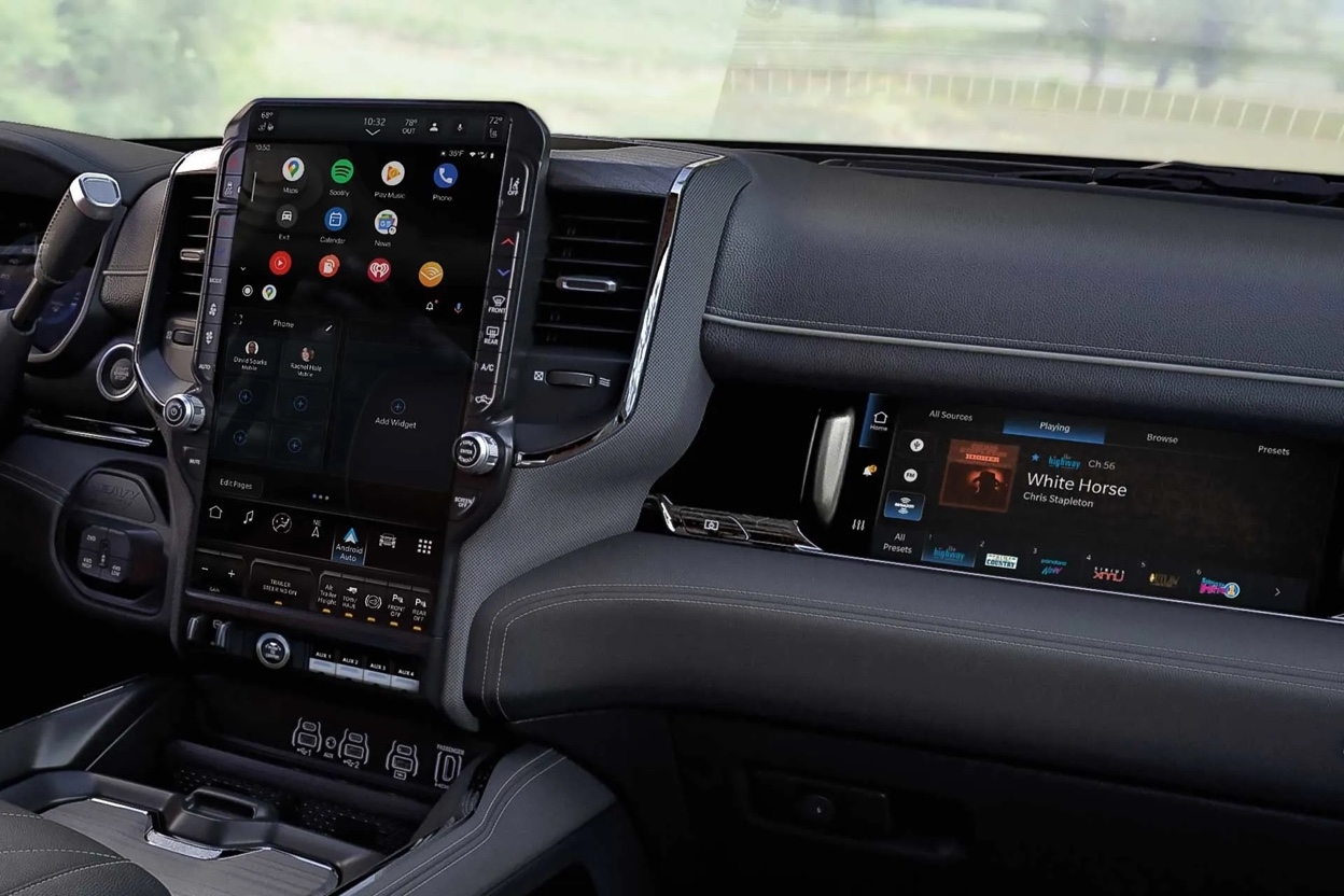 Vue intérieure du tableau de bord d’un Ram 3500 2026 avec grand écran tactile central vertical et interfaces de connectivité.