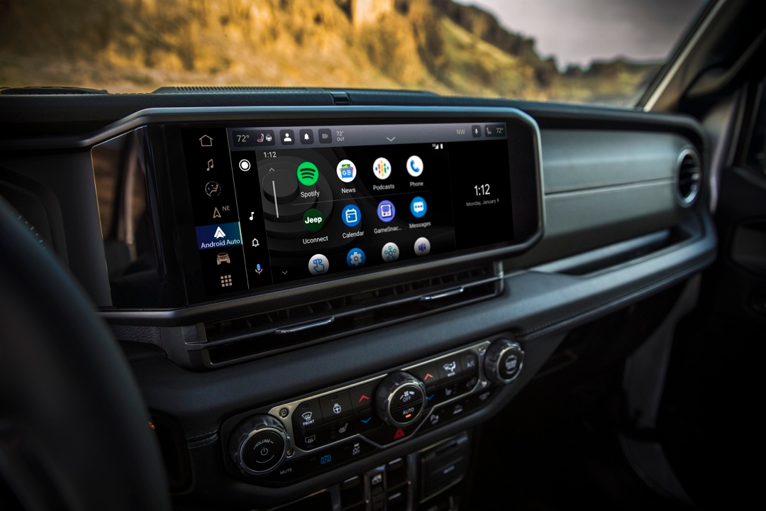 Écran tactile de 12,3 pouces avec interface Uconnect 5 dans le Jeep Wrangler 4xe 2025.