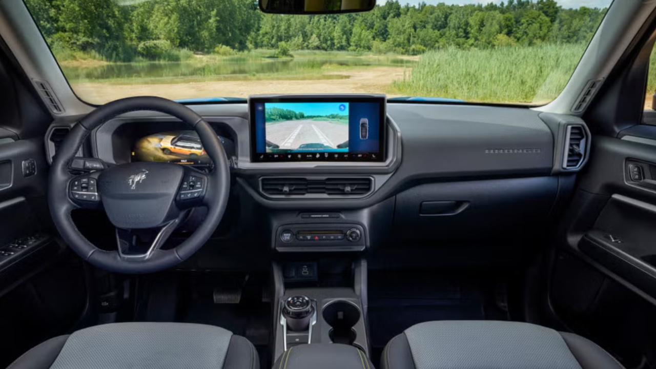 vue de l'habitacle et du tableau de bord d'un Jeep Wrangler 2025