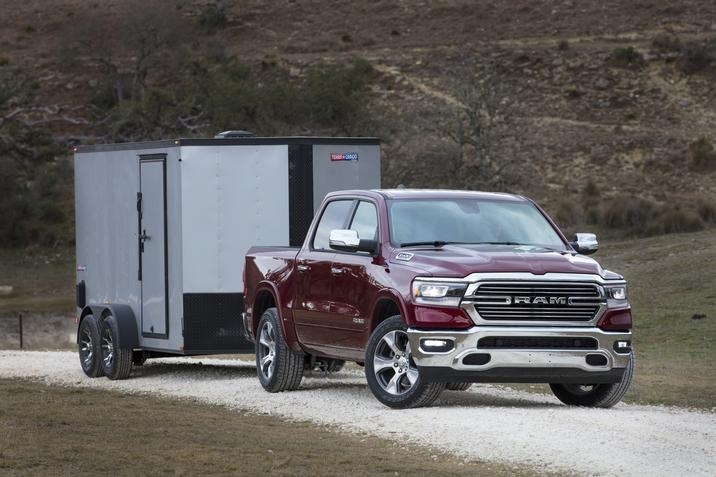 RAM 1500 Laramie 2020, transportant une remorque fermée