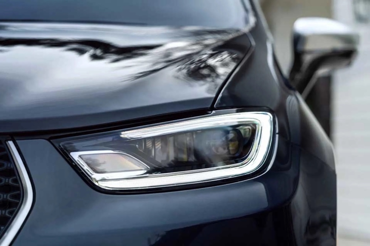 Gros plan sur le phare avant de la Chrysler Pacifica 2026 noir, avec signature lumineuse LED moderne.