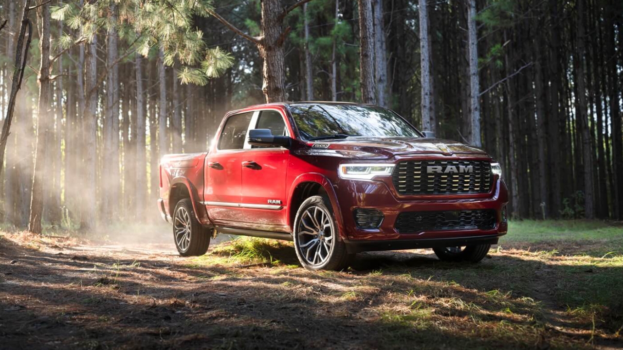 vue latérale avant d'un RAM 1500 2025