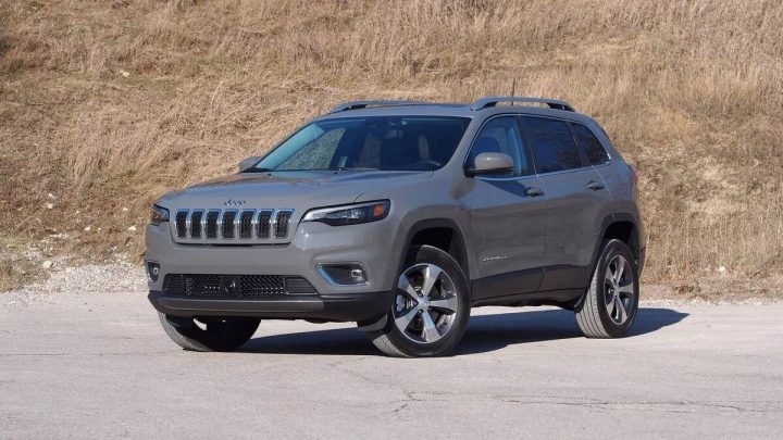 Jeep Cherokee Sport 2020 design gris, garé à l'extérieur