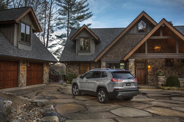 vue trois quart arrière du Jeep Cherokee 2021 stationné