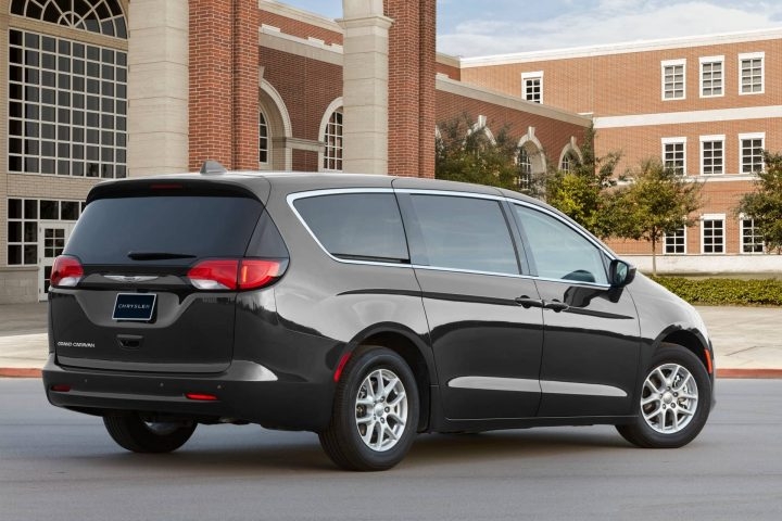 vue arrière de la Chrysler Grand Caravan 2021 garée dans l'entrée d'un manoir