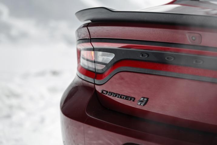 gros plan du feux arrière gauche de la Dodge Charger GT AWD 2020