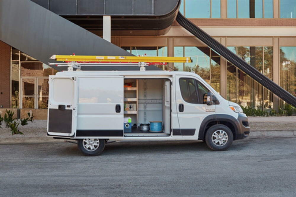 vue latérale d'un Ram ProMaster 2025, la portière coulissante ouverte