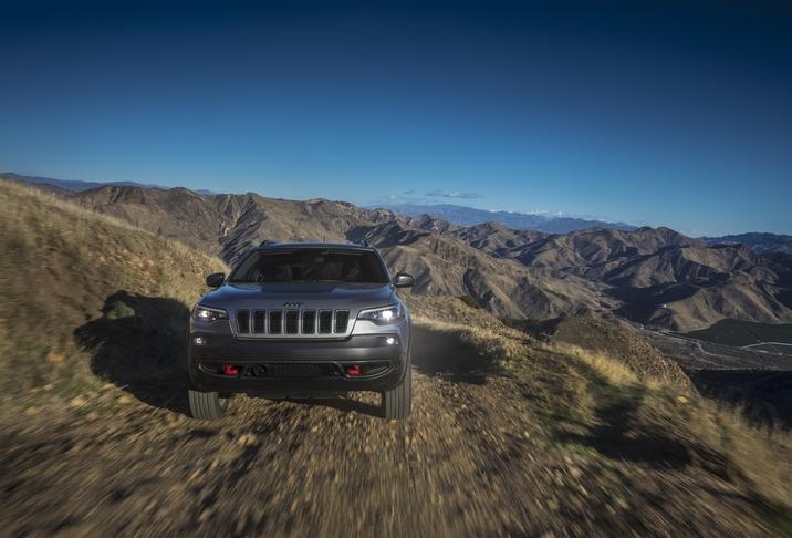 vue avant du Jeep Cherokee 2021 roulant sur un sentier