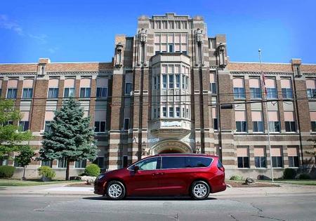 Tout savoir sur la location de la Chrysler Grand Caravan 2021