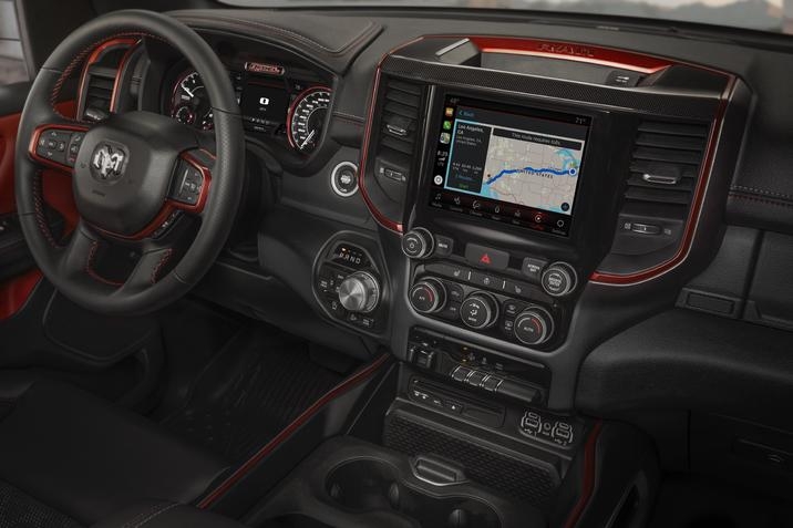 cockpit du RAM 1500 Rebel 2020 avec le l'écran de navigation
