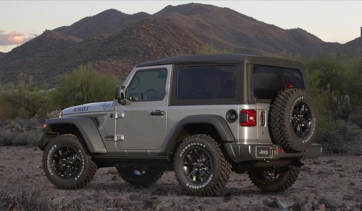 l'arrière du Jeep Wrangler édition Willys 2020 design gris et noir, avec une montagne en arrière-plan