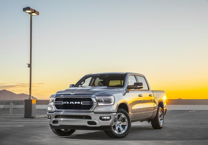 RAM 1500 Big Horn 2020 stationné dans un stationnement extérieur sur le toit d'un immeuble, ciel complètement dégagé