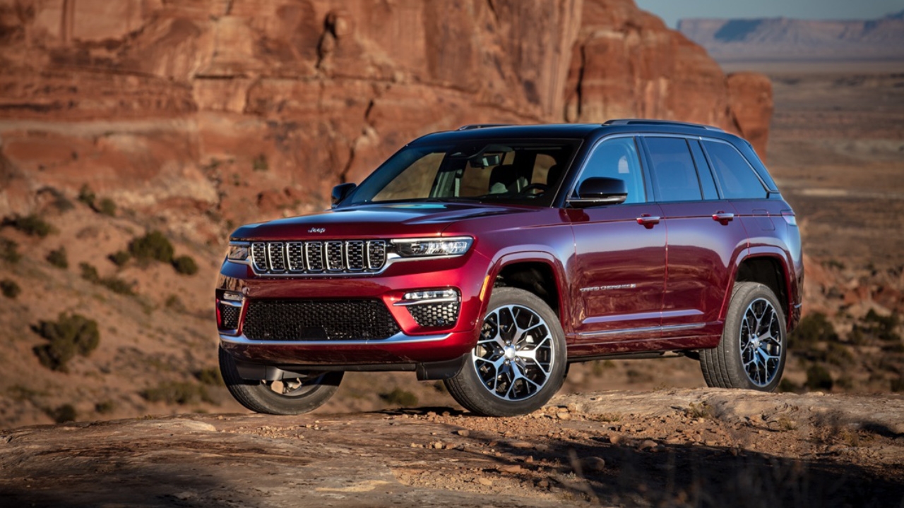 vue latérale avant d'un Jeep Grand Cherokee 2025