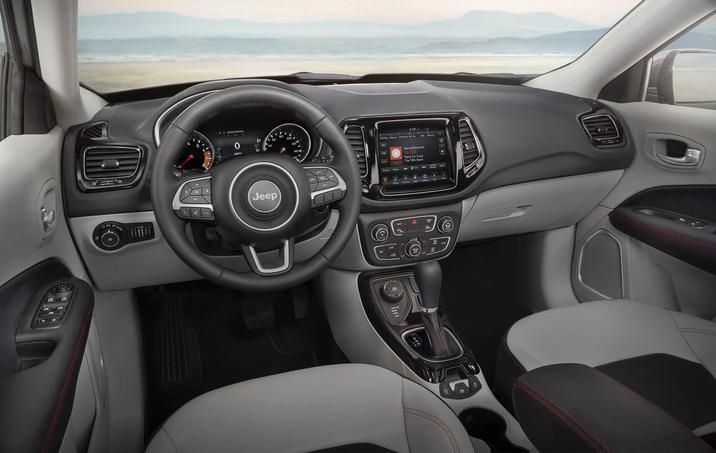 cockpit intérieur du Jeep Compass limited 2020, couleur gris et noir
