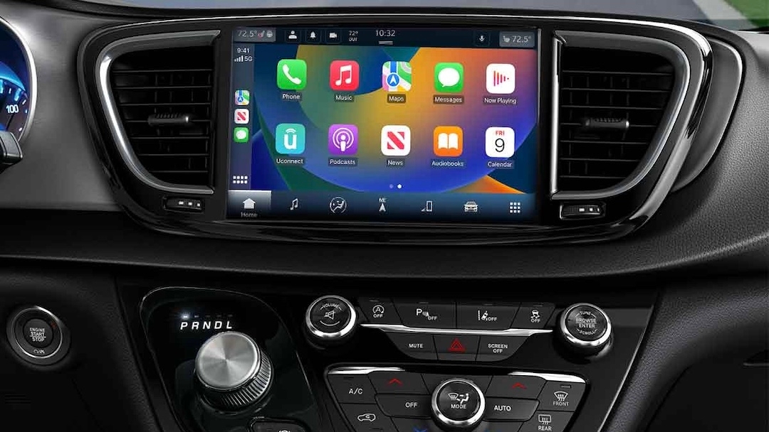Tableau de bord du Chrysler Grand Caravan 2025 avec écran tactile Uconnect, compatible Apple CarPlay et Android Auto.