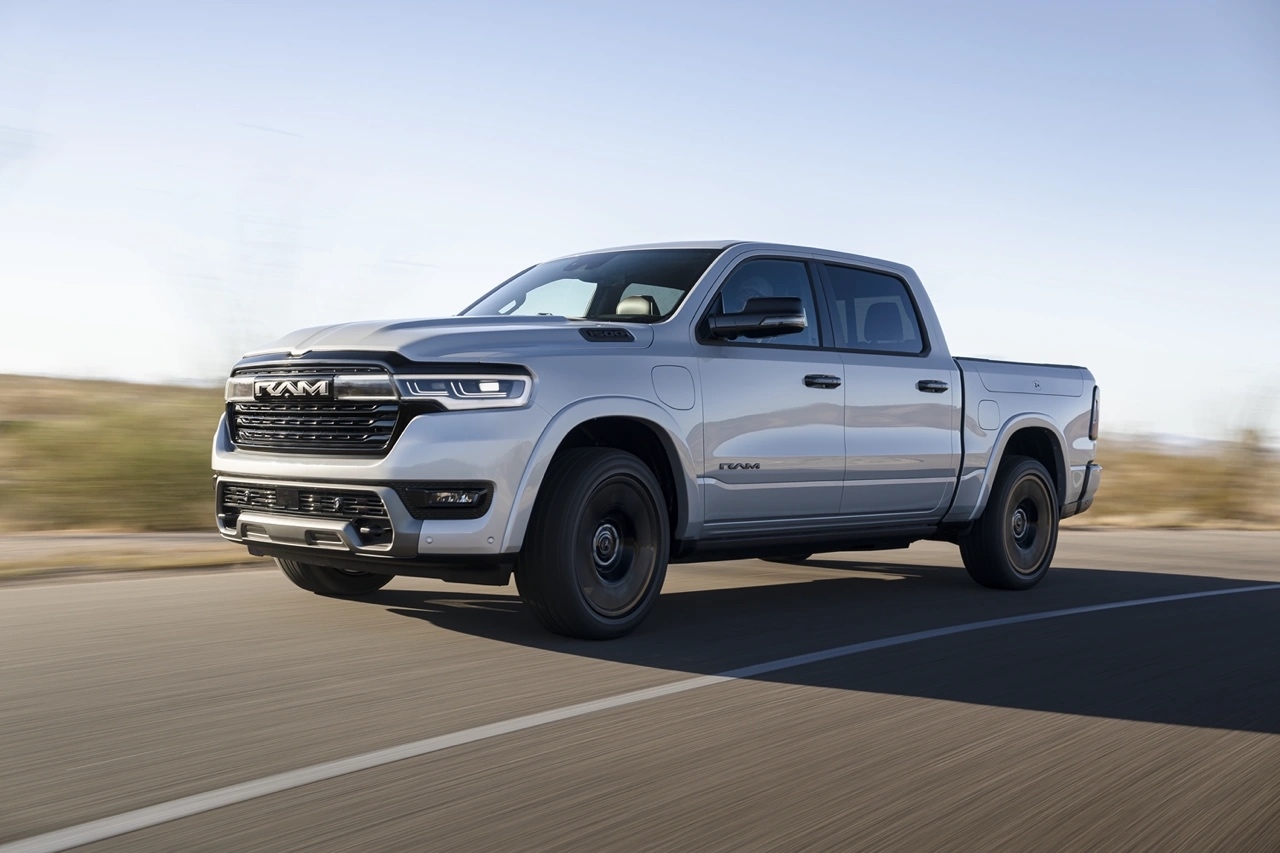 Ram 1500 2026 argent en mouvement sur route, démontrant son design moderne et sa puissance.