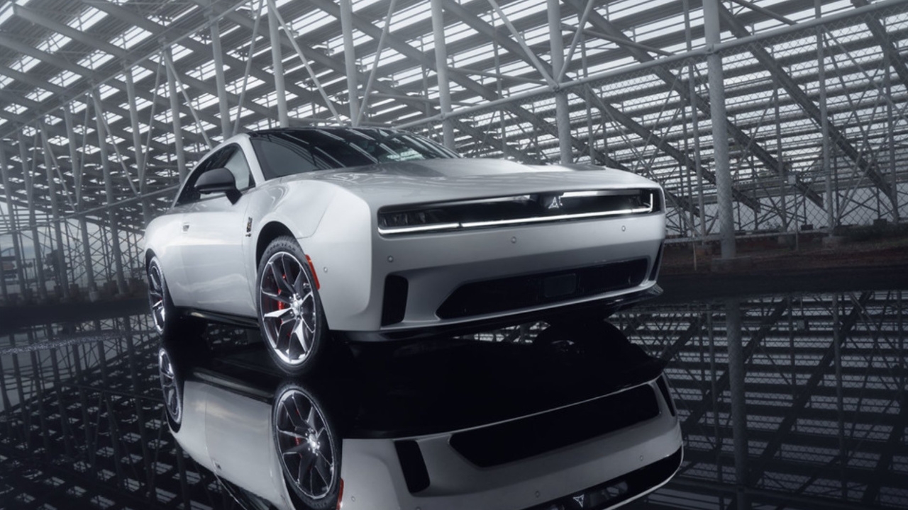 Dodge Charger Daytona 2025 sous des tribunes de stade.