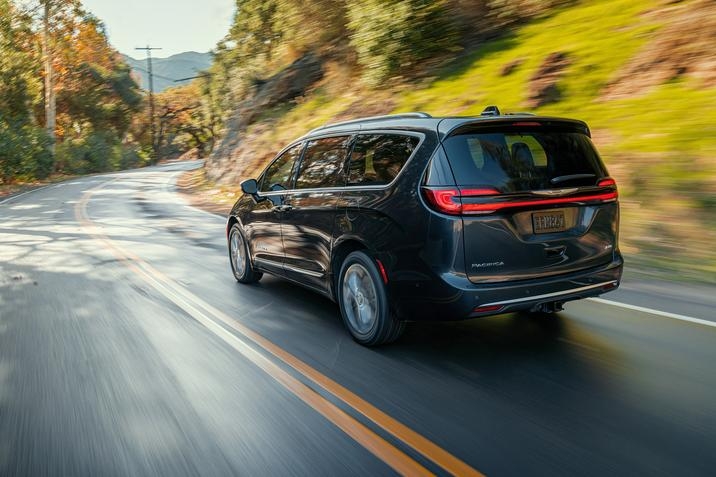 Vue arrière de la Chrysler Pacifica Pinnacle 2021 sur la route