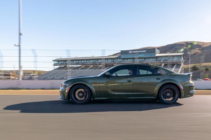 Dodge Charger Scat Pack Widebody 2020 parcourant une piste de course est l'une des berline la plus rapide et la plus puissante au monde