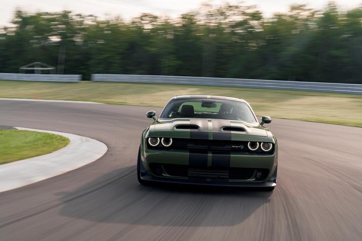 Dodge Challenger SRT Hellcat 2020 parcourant une piste de course générant 797 chevaux s'il possède le moteur V8 à haut rendement HEMI SRT Hellcat Redeye 6,2 litres