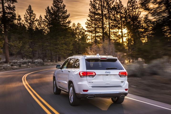 vue arrière du Jeep Grand Cherokee 2021 roulant sur une route à titre de référence