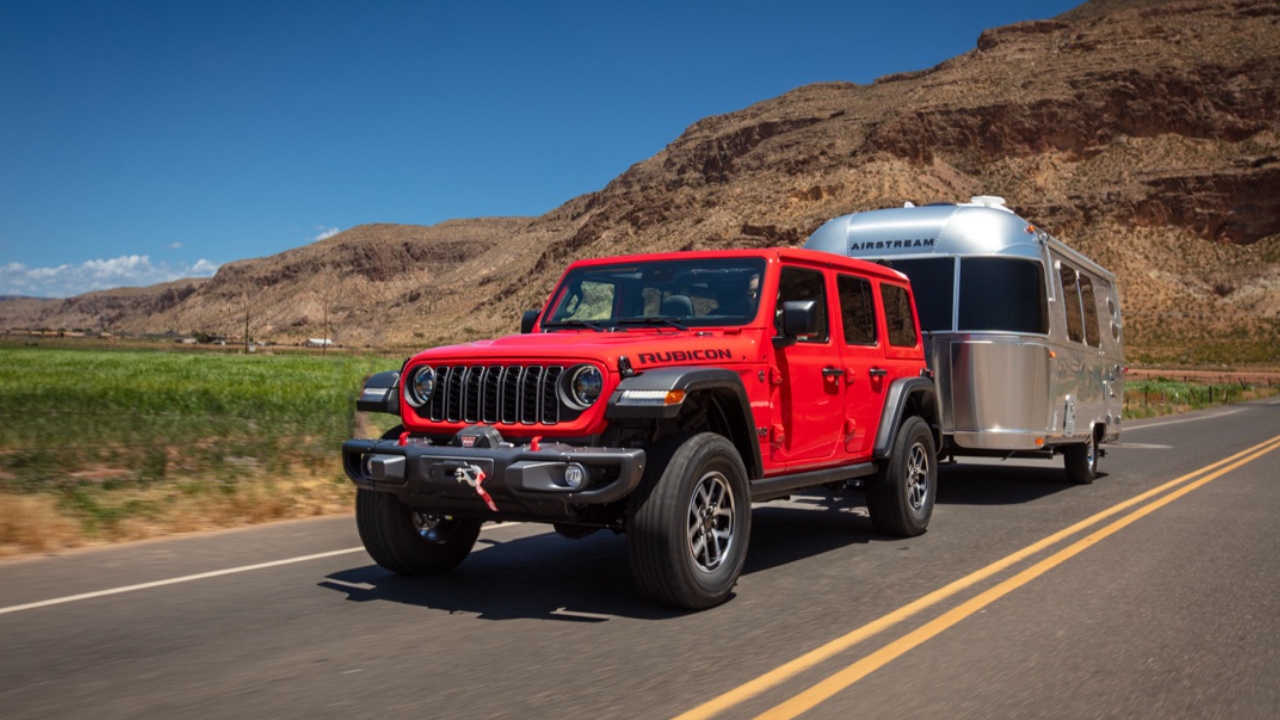 vue latérale avant d'un Jeep Wrangler 2025